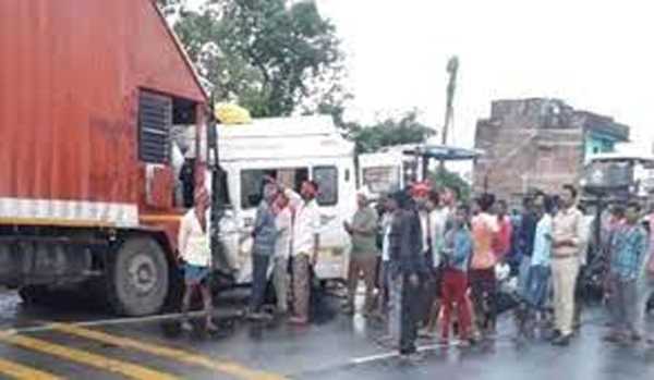 कर्नाटक से अयोध्या जा रहे श्रद्धालुओं का वाहन ट्रक से टकराया, 6 मरे, 10 घायल